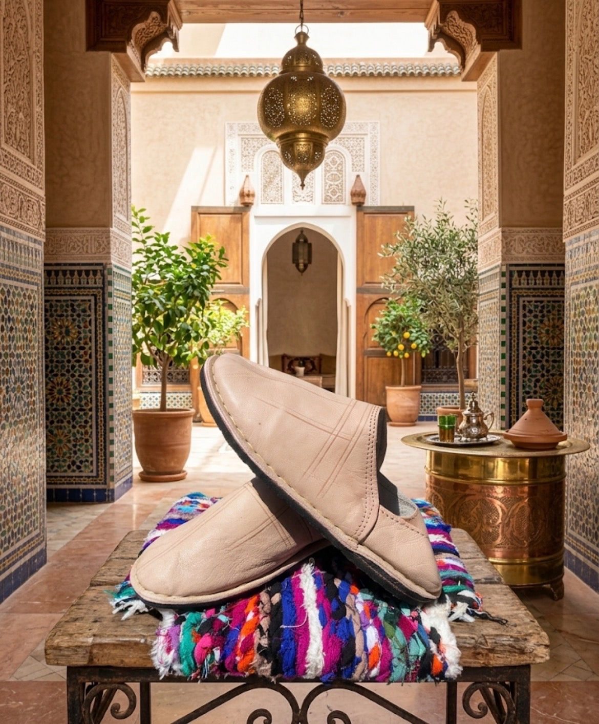Babouche marocaine en cuir beige — chaussure artisanale fait main au Maroc