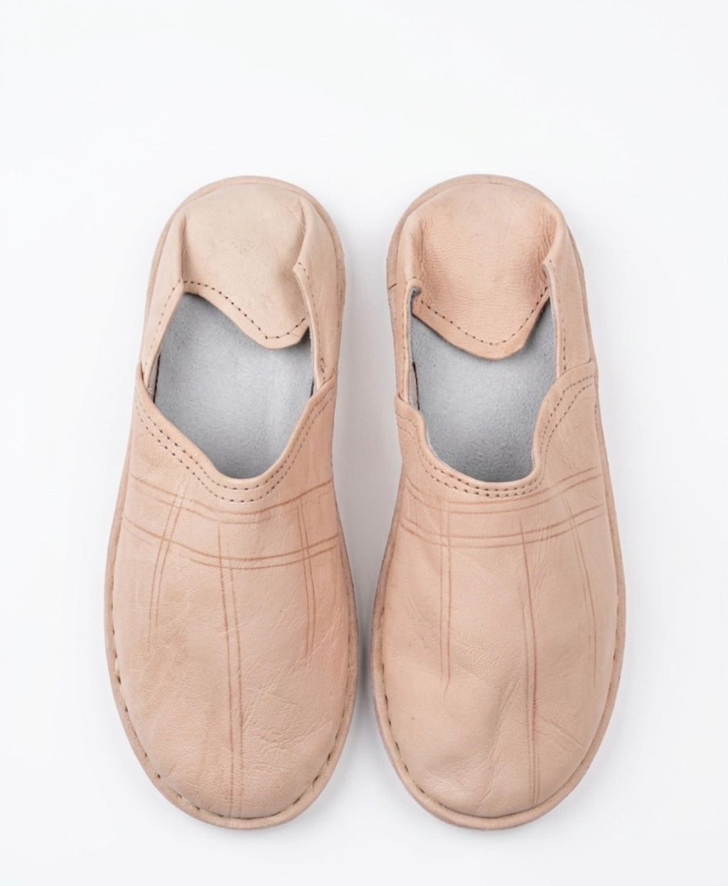 Babouche marocaine en cuir beige — chaussure artisanale fait main au Maroc