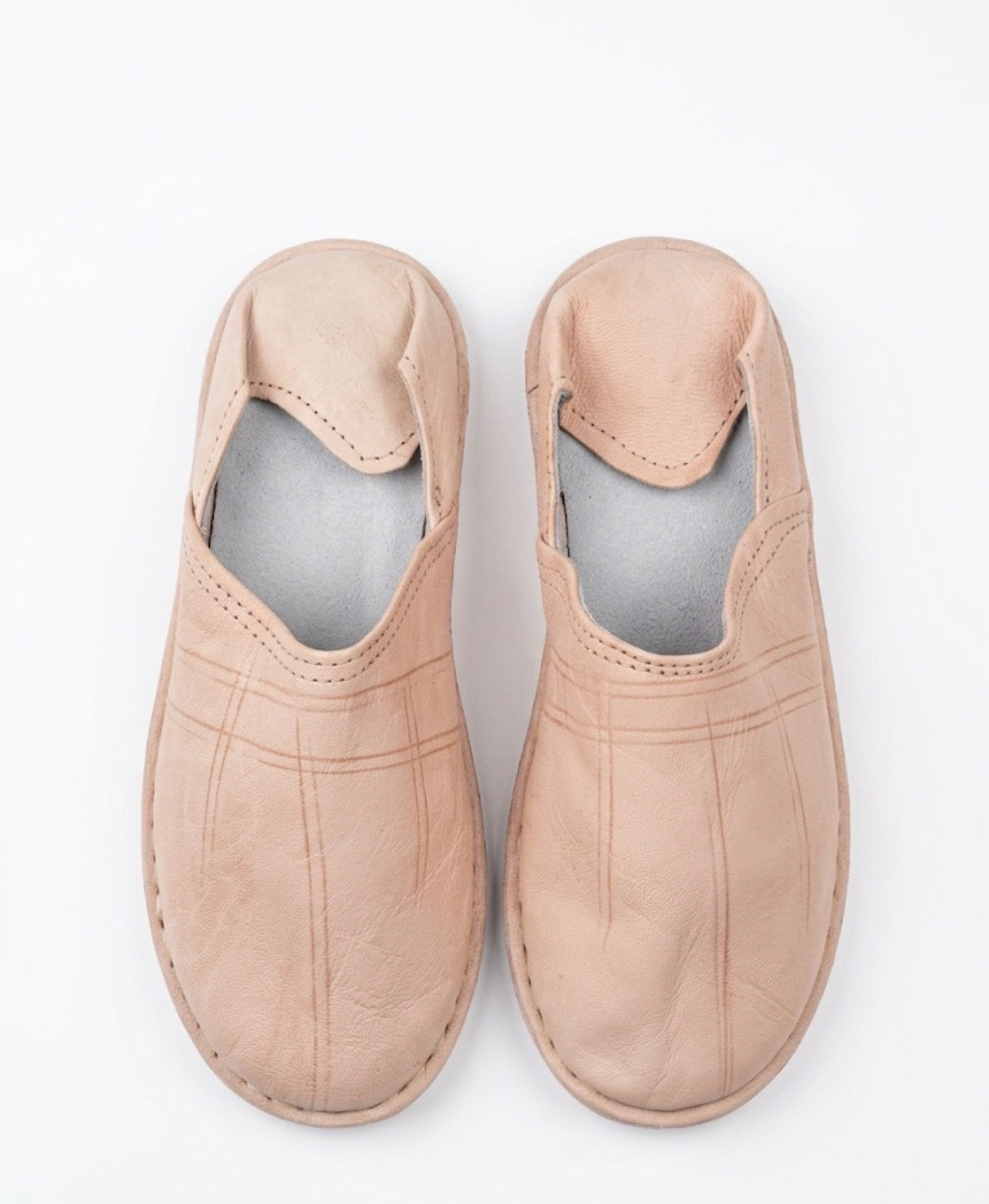 Babouche marocaine en cuir beige — chaussure artisanale fait main au Maroc