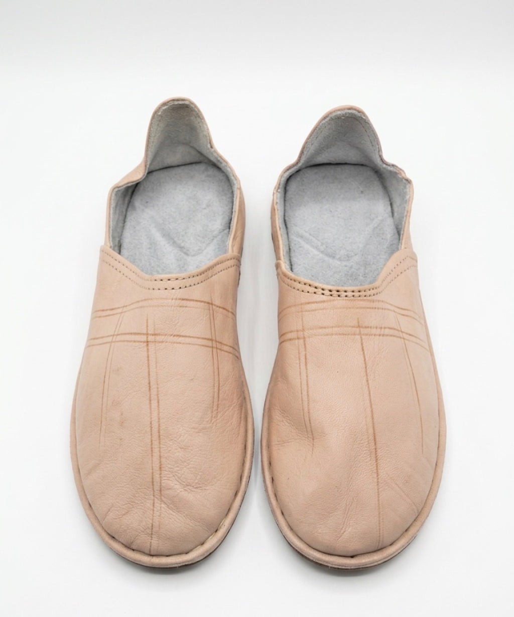 Babouche marocaine en cuir beige — chaussure artisanale fait main au Maroc