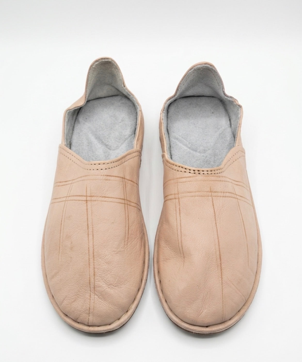 Babouche marocaine en cuir beige — chaussure artisanale fait main au Maroc