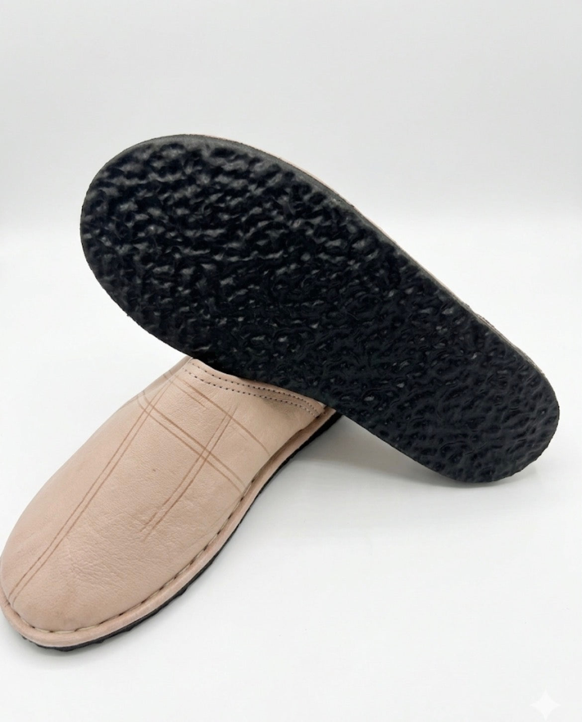 Babouche marocaine en cuir beige — chaussure artisanale fait main au Maroc