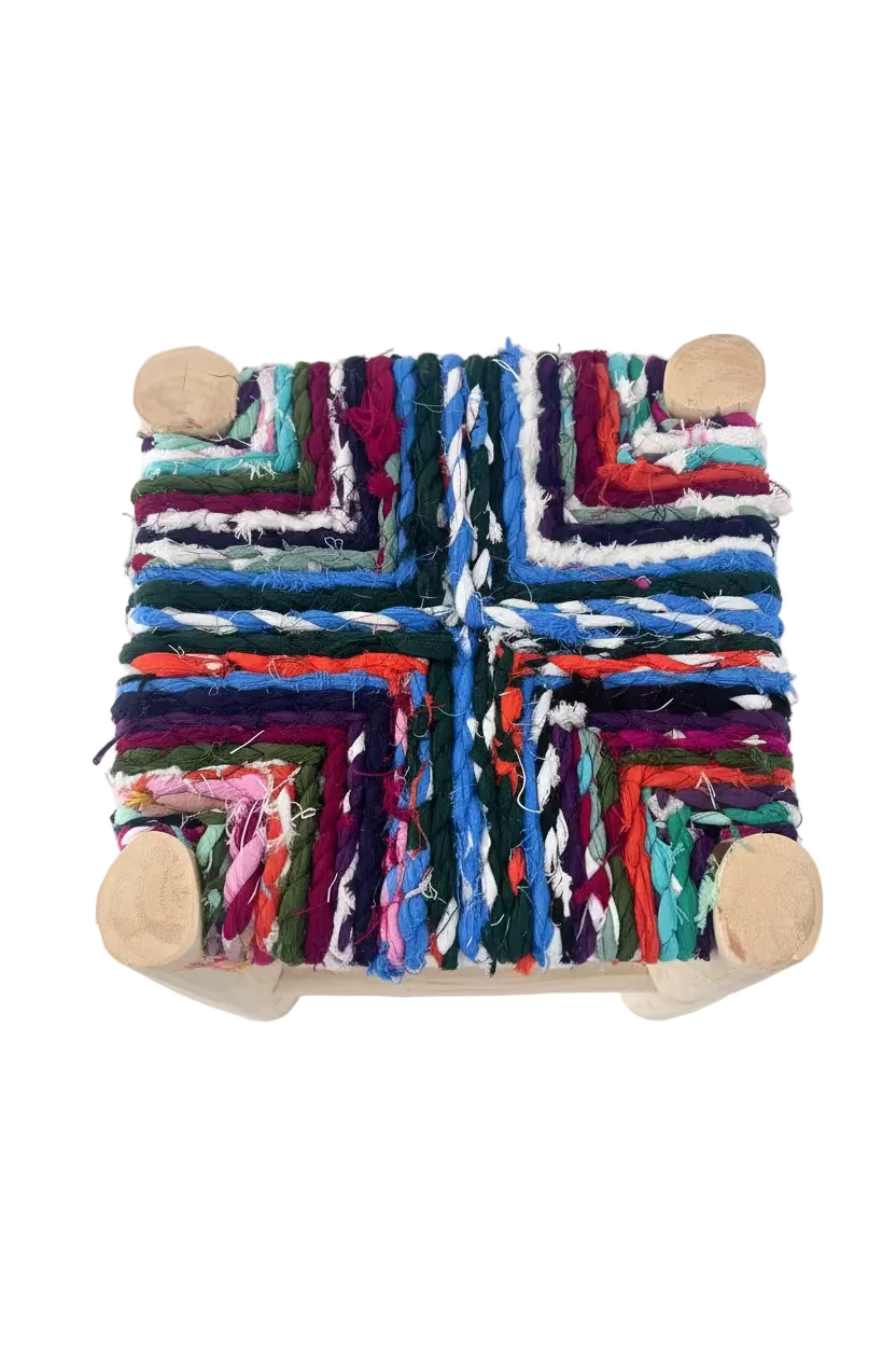 Tabouret en bois d'eucalyptus et boucherouite — mobilier artisanal marocain fait main