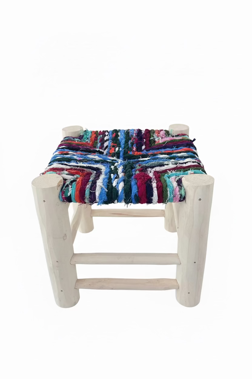 Tabouret en bois d'eucalyptus et boucherouite — mobilier artisanal marocain fait main