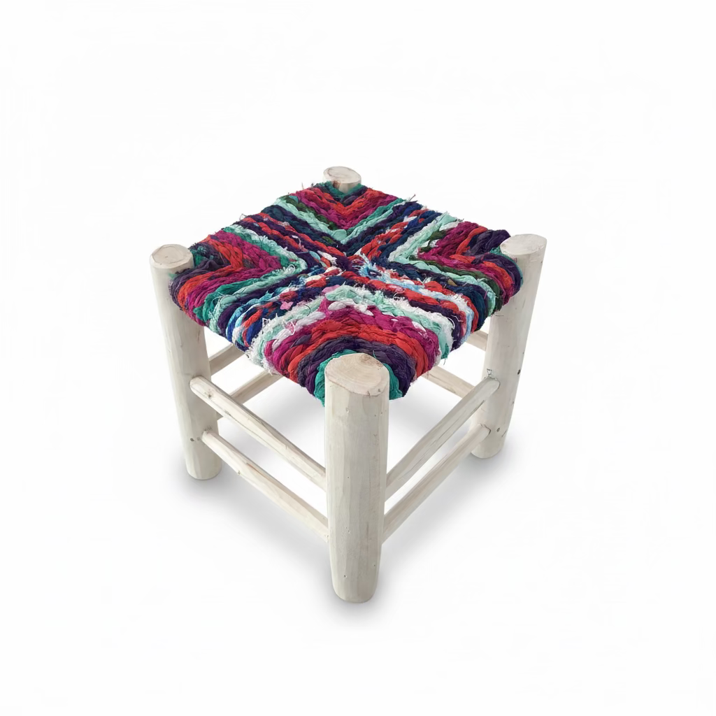 Tabouret en bois d'eucalyptus et boucherouite — mobilier artisanal marocain fait main