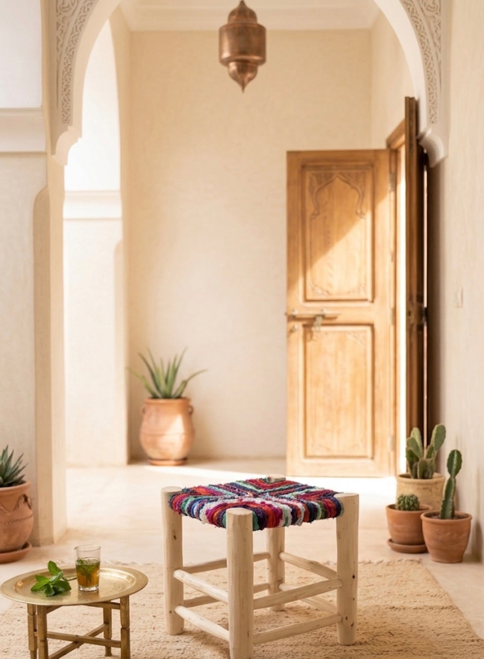Tabouret en bois d'eucalyptus et boucherouite — mobilier artisanal marocain fait main