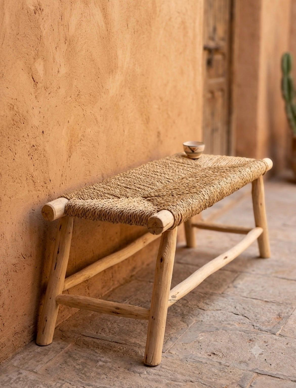 Banc en bois d'eucalyptus et doum tressé — mobilier artisanal marocain, fait main au Maroc