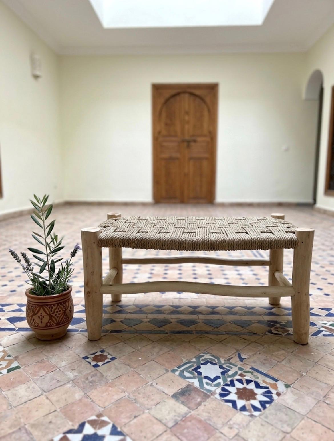 Banc en bois d'eucalyptus et doum tressé — mobilier artisanal marocain, fait main au Maroc