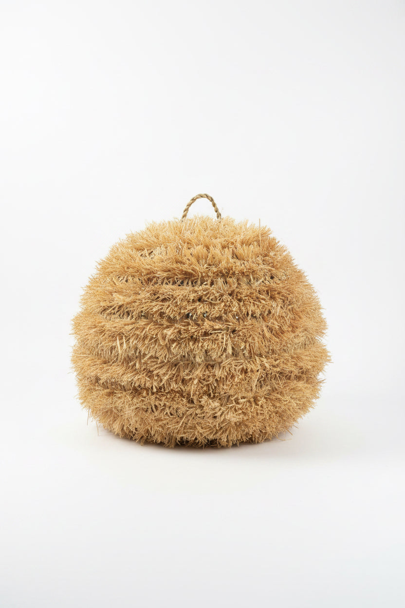 Suspension en raphia et fibres naturelles — luminaire artisanal marocain, fait main au Maroc