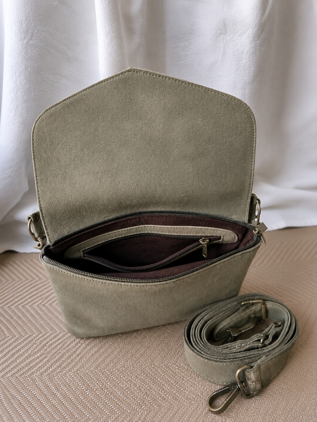Sac à main en cuir artisanal marocain Sophia — coloris kaki, pièce unique, fait main au Maroc