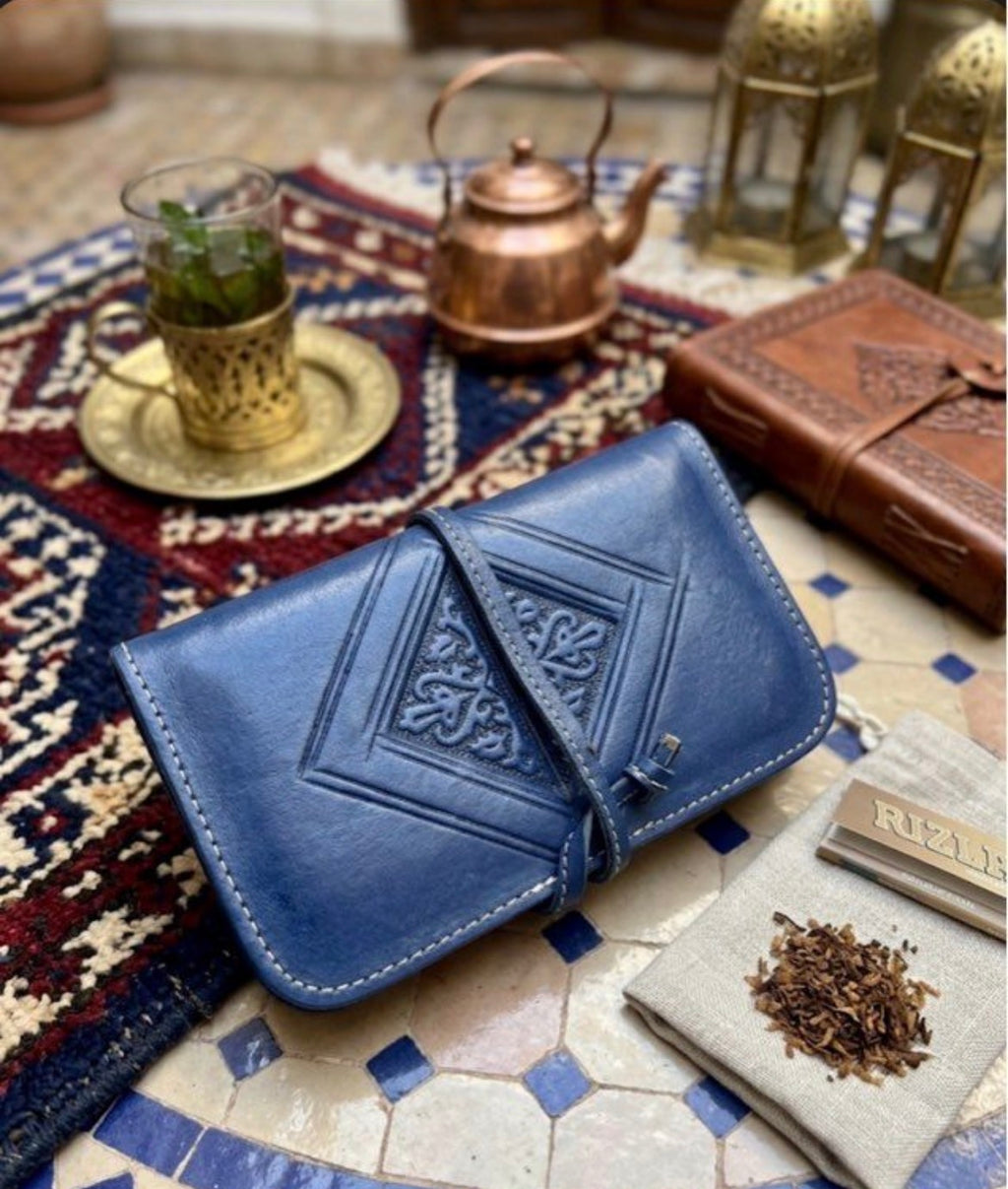 Blague à tabac en cuir bleu marine – artisanat marocain fait main