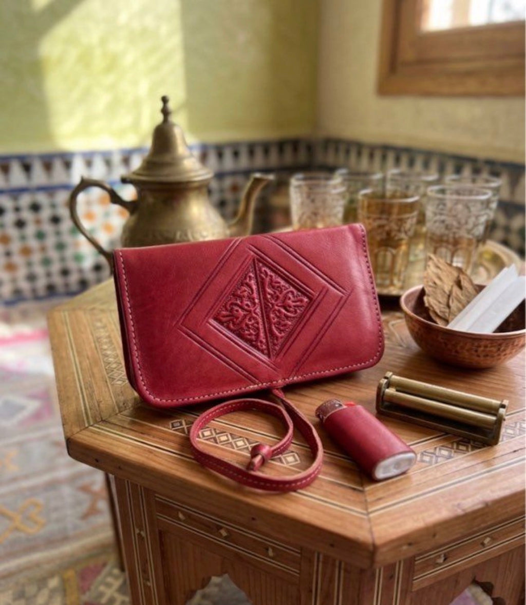 Blague à tabac en cuir rouge — artisanat marocain fait main