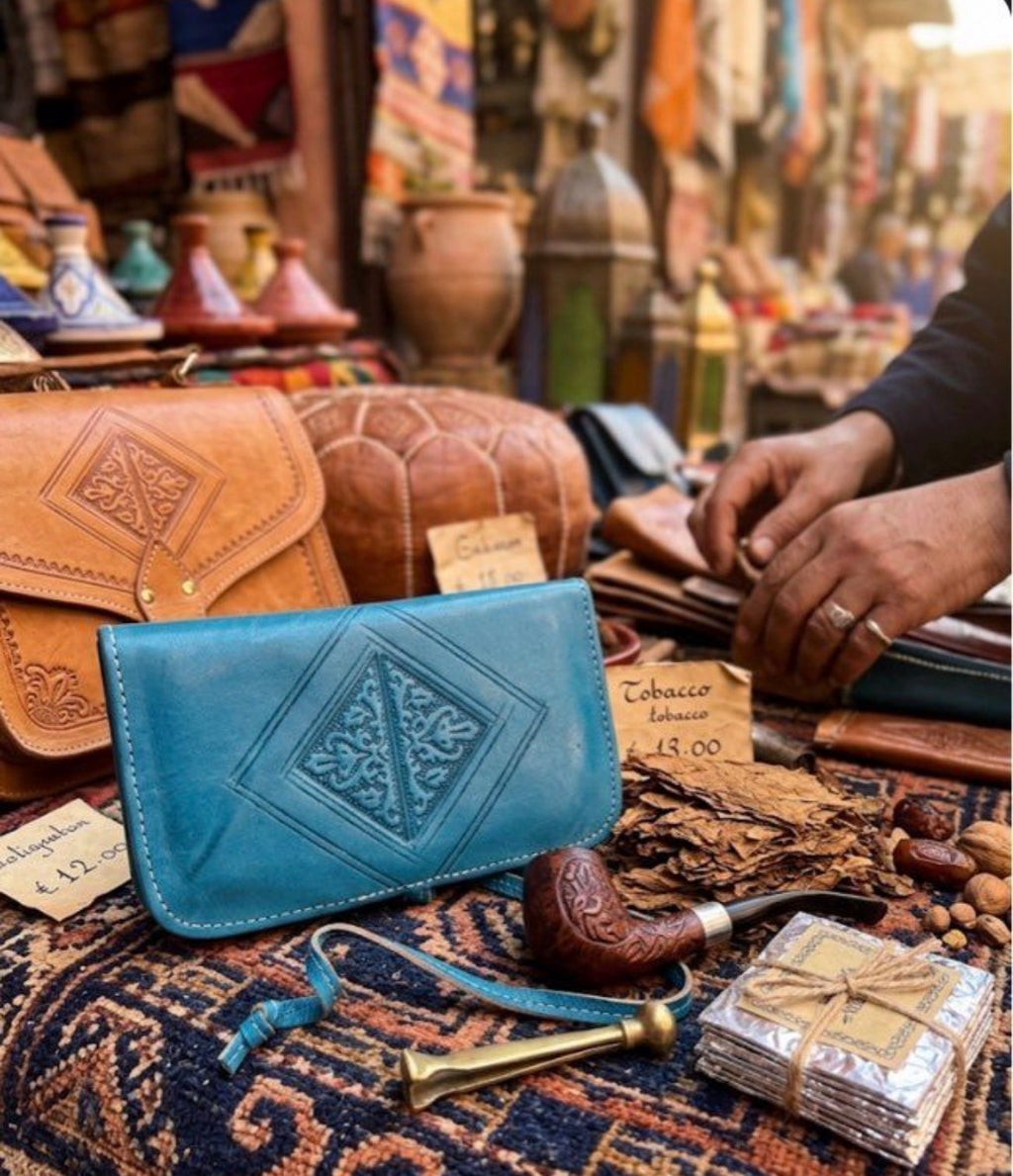Blague à tabac en cuir bleu azur — artisanat marocain fait main