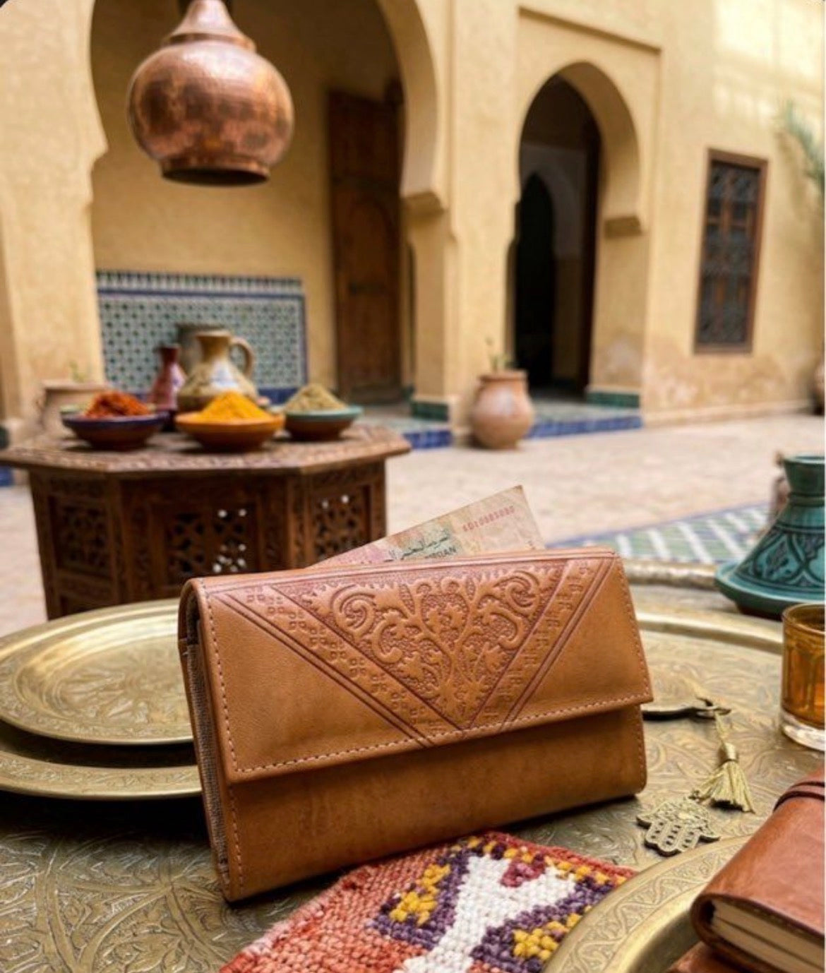 Portefeuille en cuir camel — artisanat marocain fait main