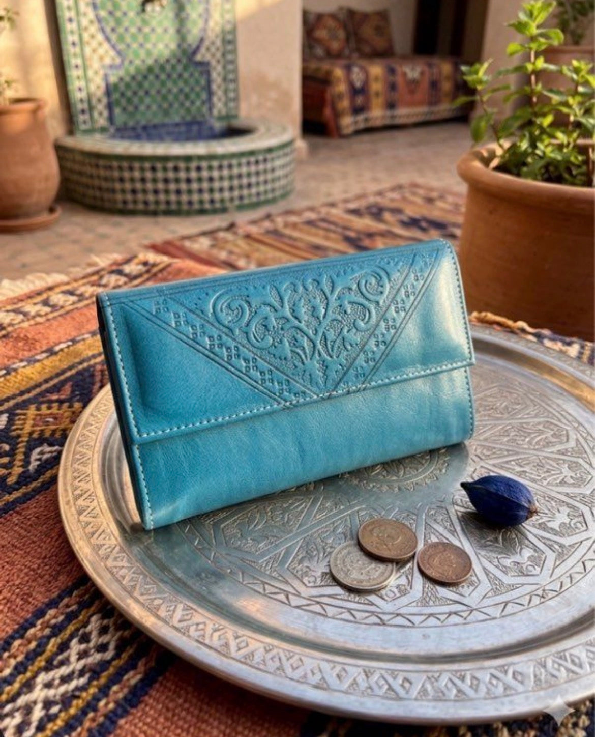 Portefeuille en cuir bleu azur — artisanat marocain fait main