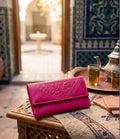 Portefeuille en cuir fuchsia — artisanat marocain fait main