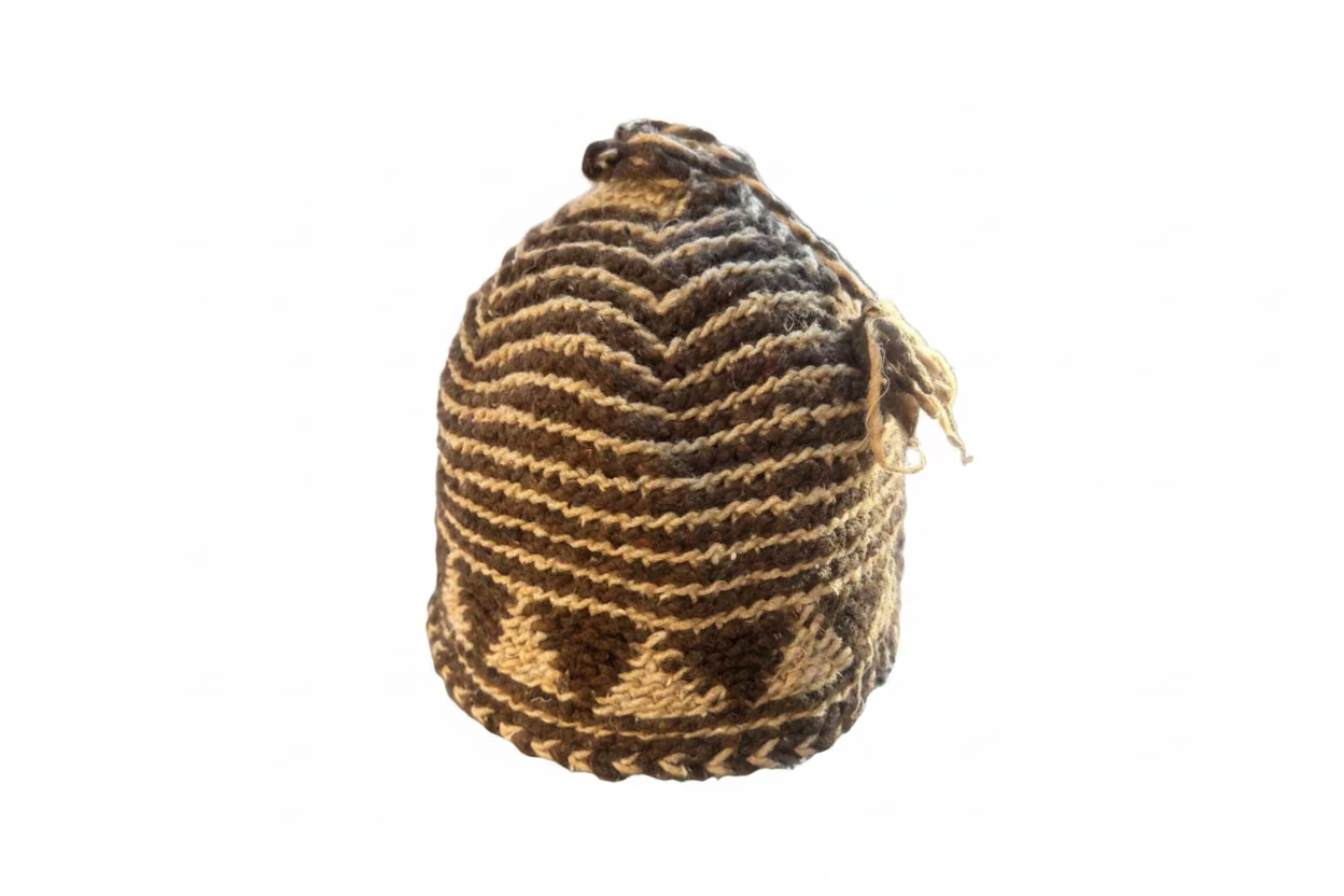 Bonnet tricoté artisanal en laine marron et beige — fait main au Maroc