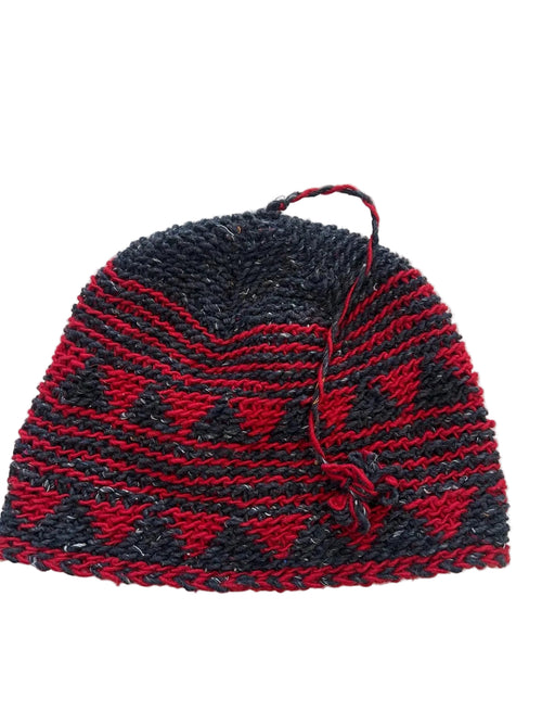 Bonnet tricoté artisanal en laine rouge et noir — fait main au Maroc