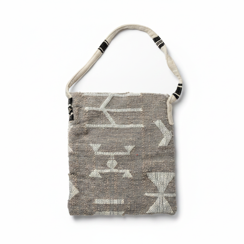 Besace berbère tissage gris motifs géométriques blancs — artisanat marocain fait main