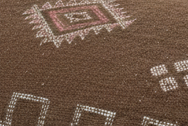 Housse de coussin Sabra marron chocolat et broderies berbères — soie de cactus fait main Maroc