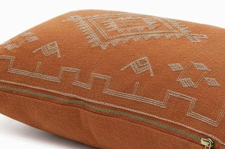 Housse de coussin Sabra orange terracotta et broderies berbères — soie de cactus fait main Maroc