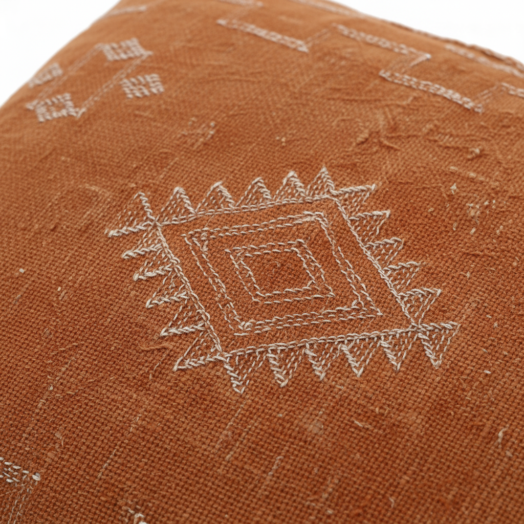 Housse de coussin Sabra orange terracotta et broderies berbères — soie de cactus fait main Maroc