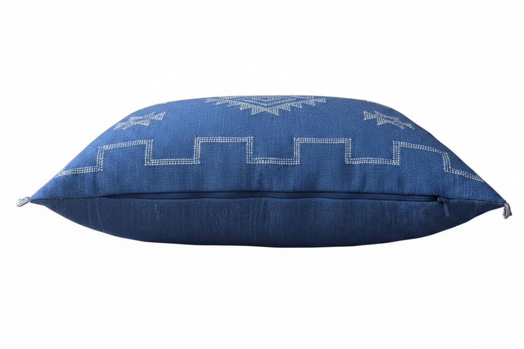 Housse de coussin Sabra bleu indigo et motifs berbères — soie de cactus fait main Maroc