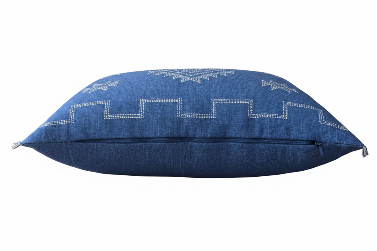 Housse de coussin Sabra bleu indigo et motifs berbères — soie de cactus fait main Maroc