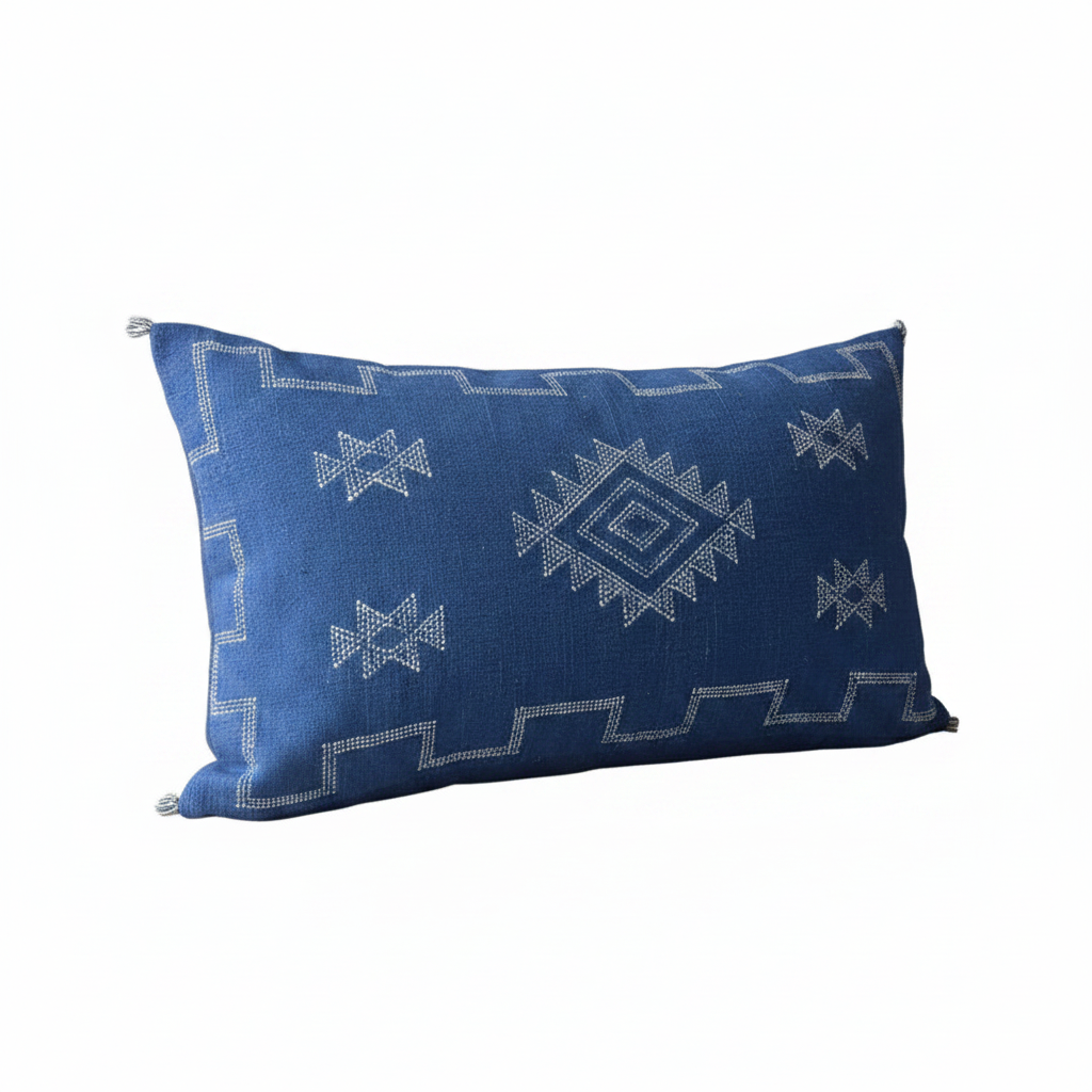 Housse de coussin Sabra bleu indigo et motifs berbères — soie de cactus fait main Maroc