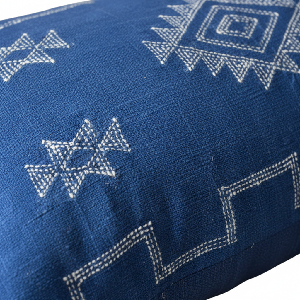 Housse de coussin Sabra bleu indigo et motifs berbères — soie de cactus fait main Maroc