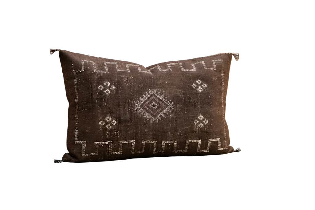 Housse de coussin Sabra marron chocolat et broderies berbères — soie de cactus fait main Maroc