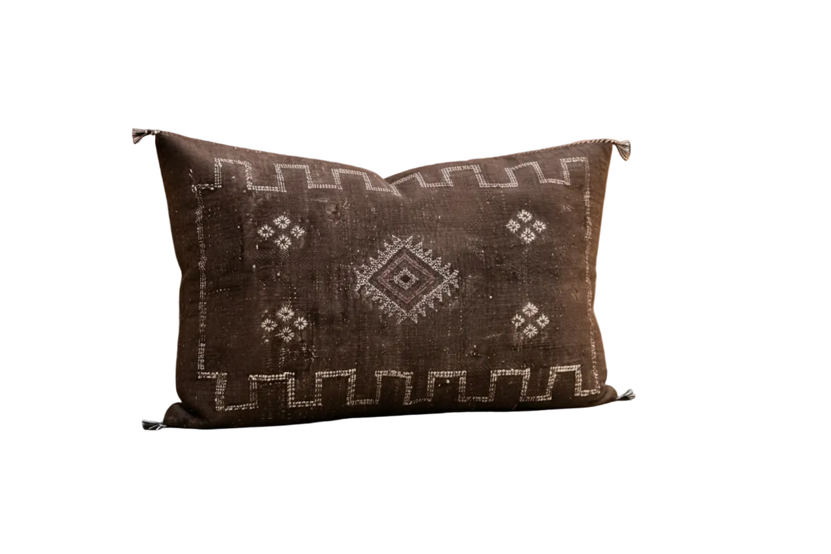 Housse de coussin Sabra marron chocolat et broderies berbères — soie de cactus fait main Maroc