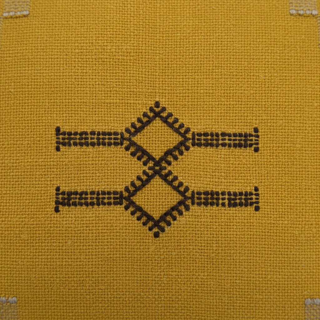 Housse de coussin Sabra jaune moutarde et broderies chocolat — soie de cactus fait main Maroc