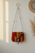 Pochette kilim marocaine  rouge et jaune motif main de Fatma — artisanat marocain fait main