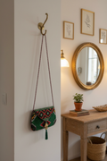 Pochette kilim berbère vert émeraude motifs géométriques — artisanat marocain fait main