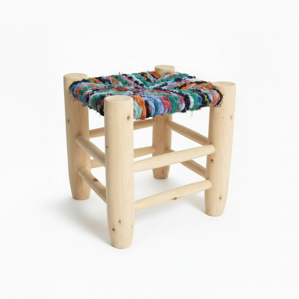Tabouret en bois d'eucalyptus et boucherouite — mobilier artisanal marocain fait main