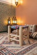 Tabouret en bois d'eucalyptus et boucherouite — mobilier artisanal marocain fait main