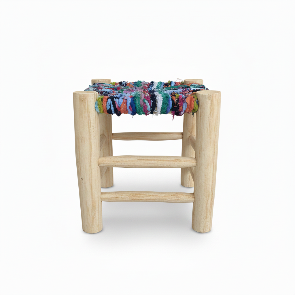 Tabouret en bois d'eucalyptus et boucherouite — mobilier artisanal marocain fait main