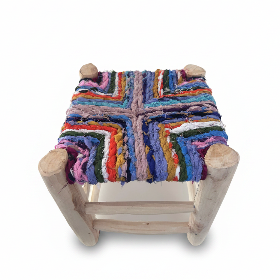 Tabouret en bois d'eucalyptus et boucherouite — mobilier artisanal marocain fait main