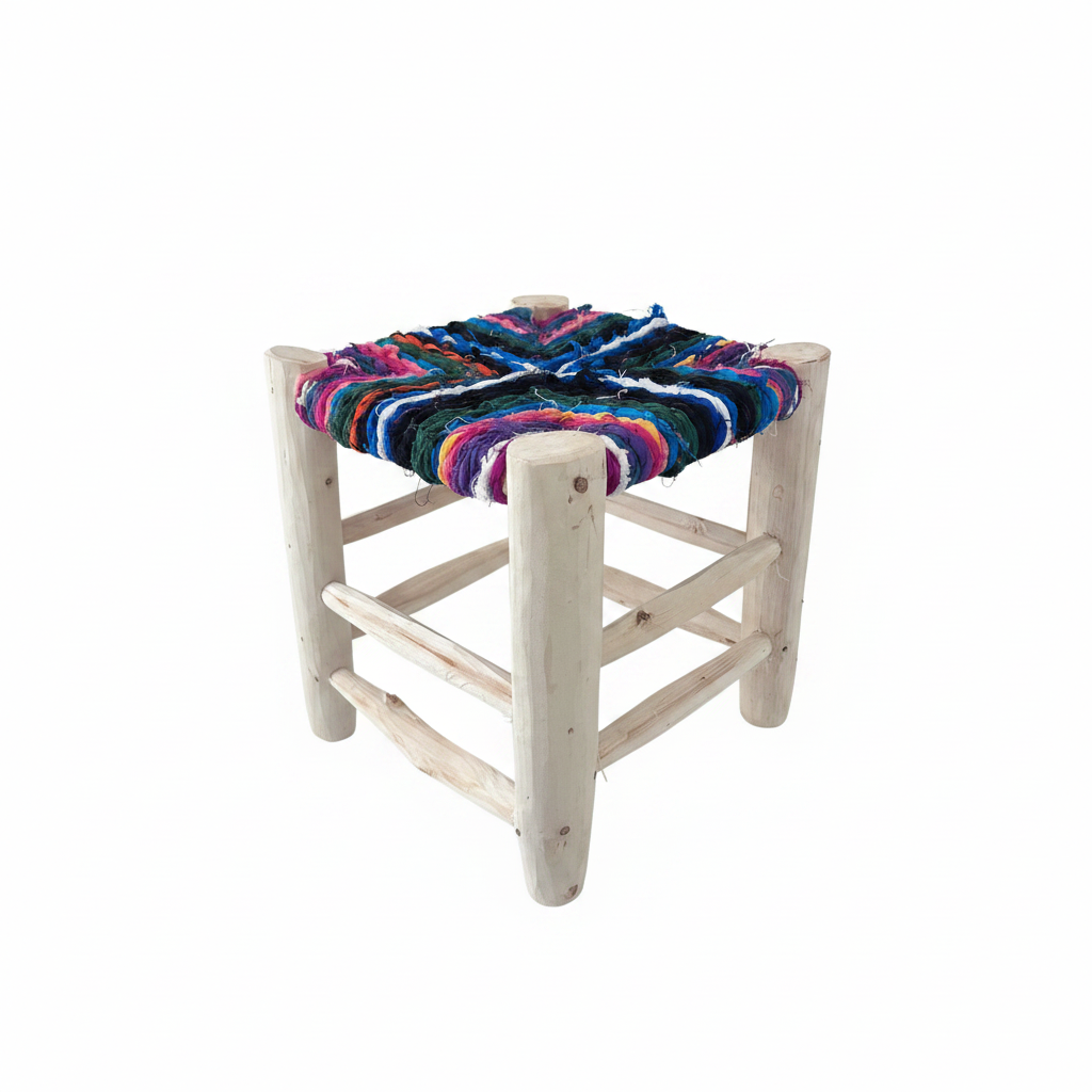 Tabouret en bois d'eucalyptus et boucherouite — mobilier artisanal marocain fait main