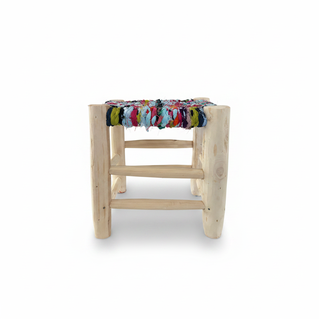 Tabouret en bois d'eucalyptus et boucherouite — mobilier artisanal marocain fait main