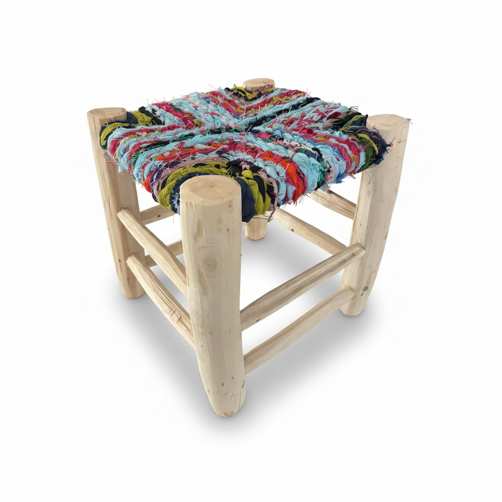 Tabouret en bois d'eucalyptus et boucherouite — mobilier artisanal marocain fait main 