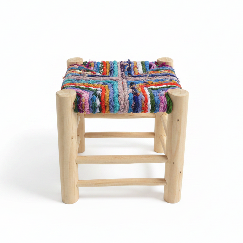 Tabouret en bois d'eucalyptus et boucherouite — mobilier artisanal marocain fait main