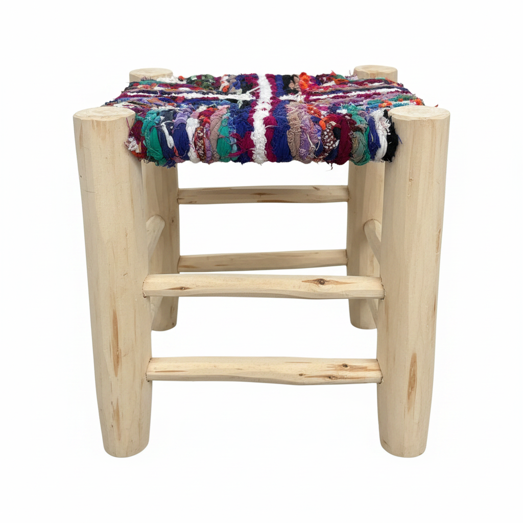 Tabouret en bois d'eucalyptus et boucherouite — mobilier artisanal marocain fait main