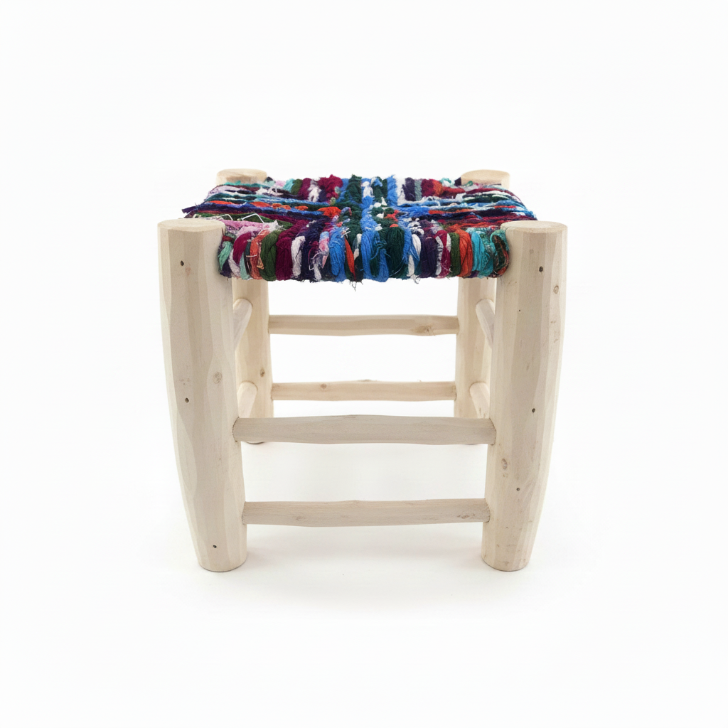 Tabouret en bois d'eucalyptus et boucherouite — mobilier artisanal marocain fait main