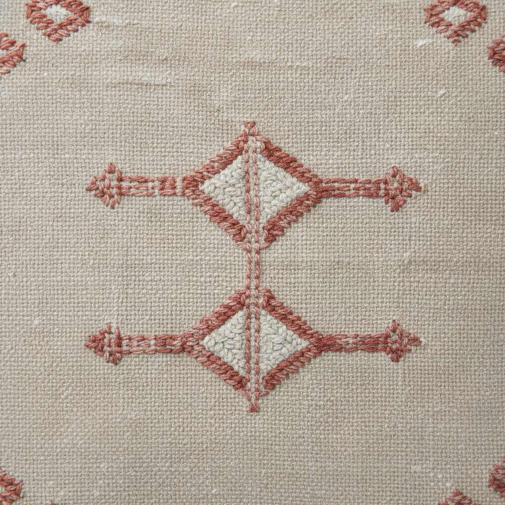 Housse de coussin Sabra broderies géométriques terracotta — soie de cactus fait main Maroc