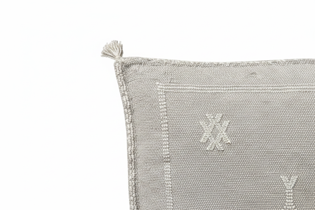 Housse de coussin Sabra gris lin et broderies blanc cassé — soie de cactus fait main Maroc