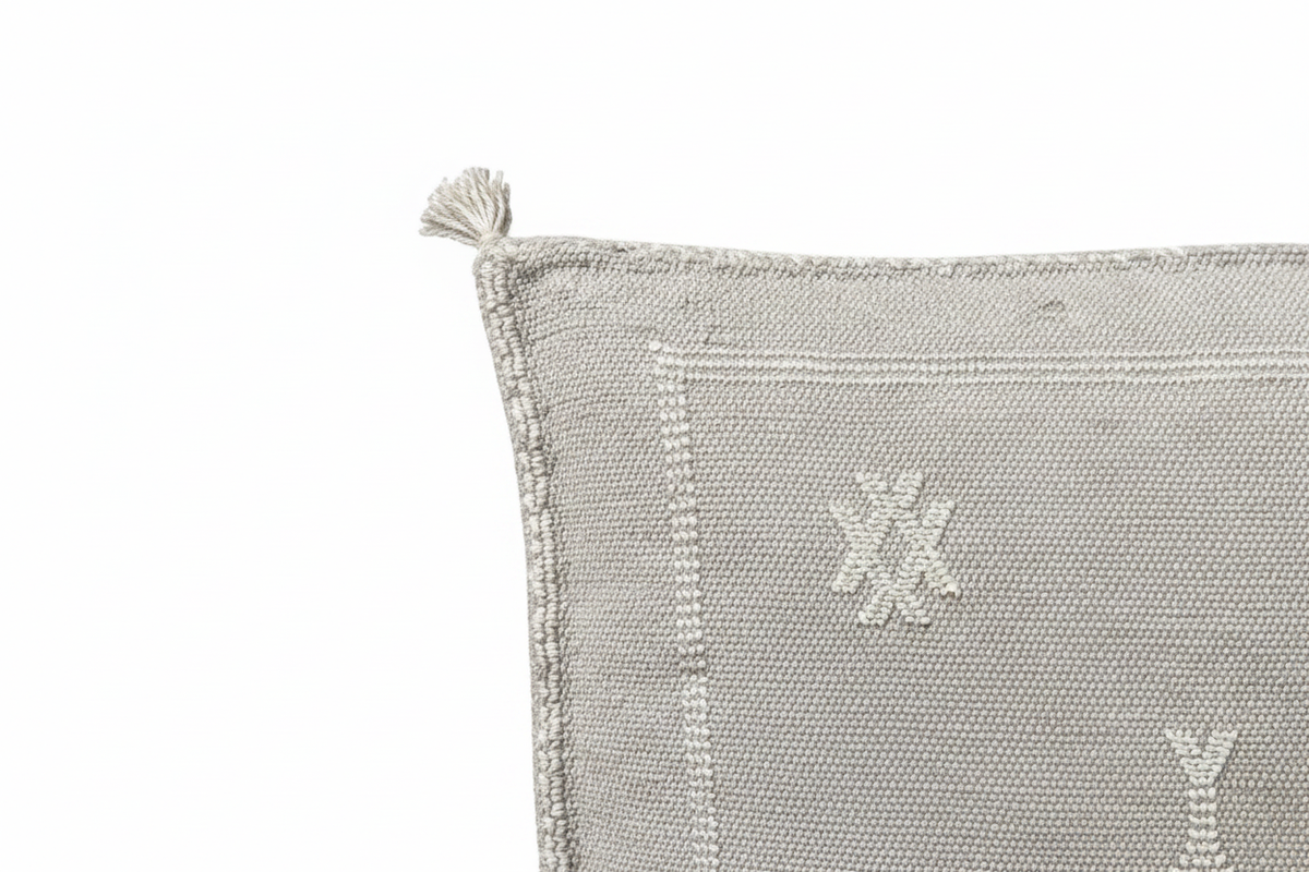 Housse de coussin Sabra gris lin et broderies blanc cassé — soie de cactus fait main Maroc
