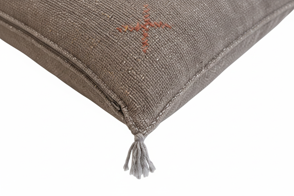 Housse de coussin Sabra taupe et broderies — soie de cactus artisanat marocain fait main