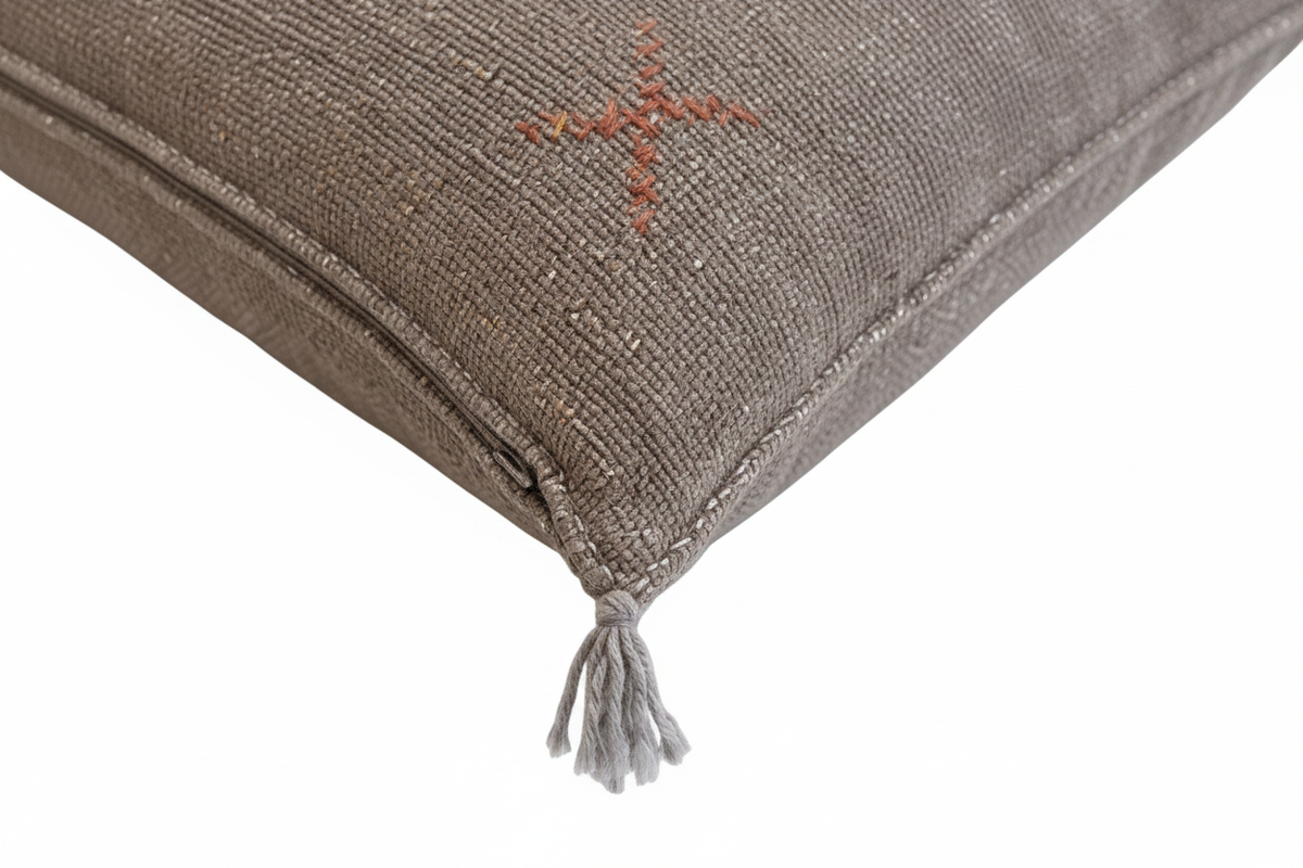 Housse de coussin Sabra taupe et broderies — soie de cactus artisanat marocain fait main